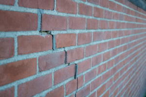 Scheur in de muur van een woning na een aardbeving in Groningen