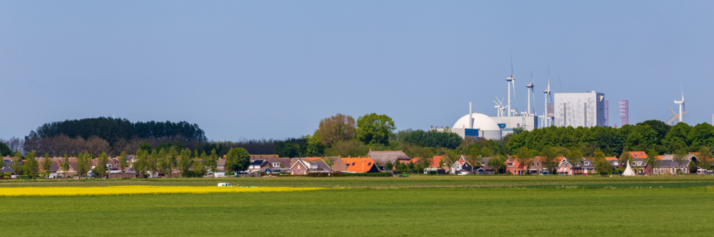 Het dorp Borssele met op de achtergrond de kerncentrale