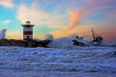 Zware storm, vuurtoren, schip in woeste zee