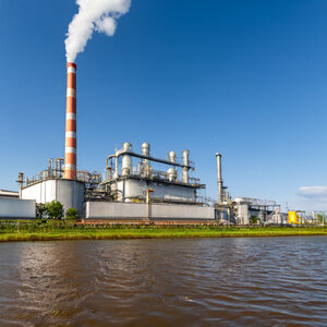 Een fabriek langs een kanaal