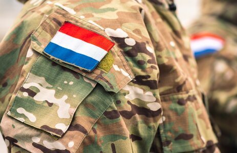 De Nederlandse vlag op een soldatenuniform